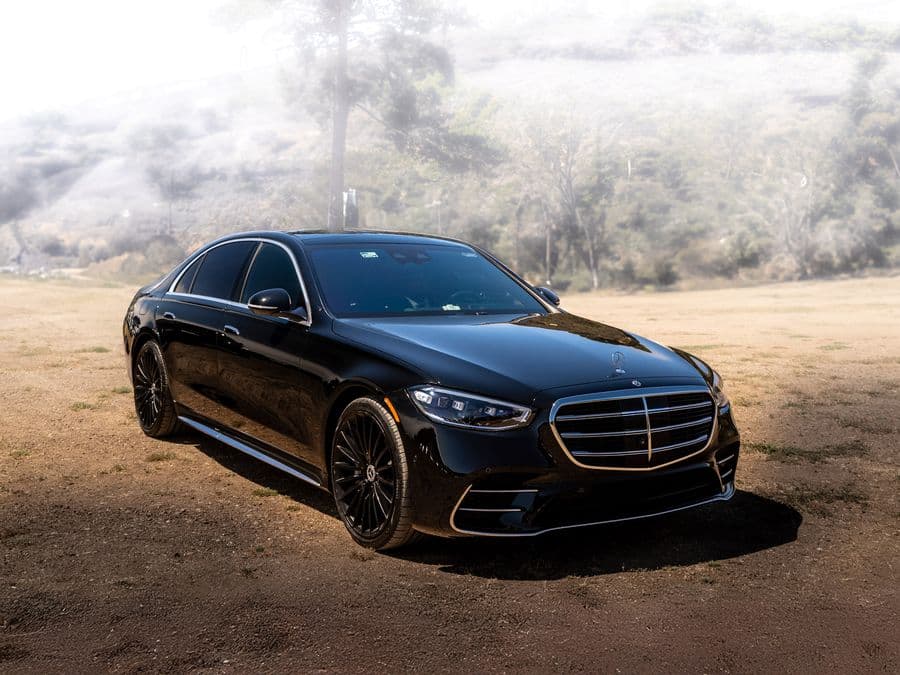 Premium luxury sedan (Mercedes-Benz S580)